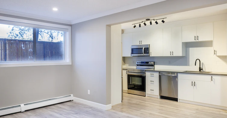 10644 109 Street, Edmonton, AB, T5H 3B3 - 11