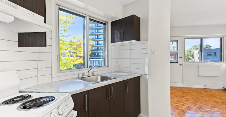 301-5450 Queen Mary Chemin, Montréal, QC, H3X 3V3 - 3