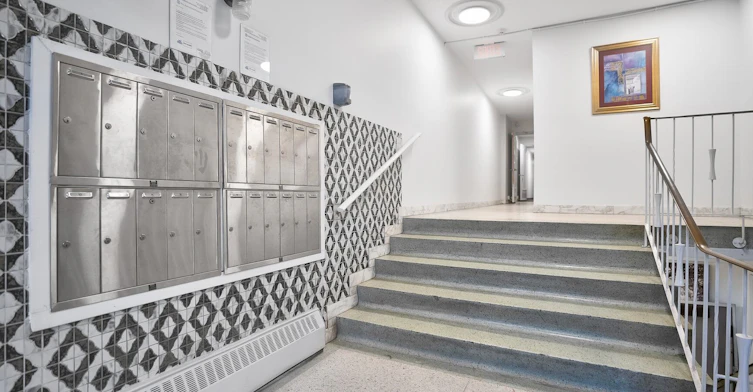 8-2415 Madison Avenue, Montréal, QC, H4B 2T5 - 3
