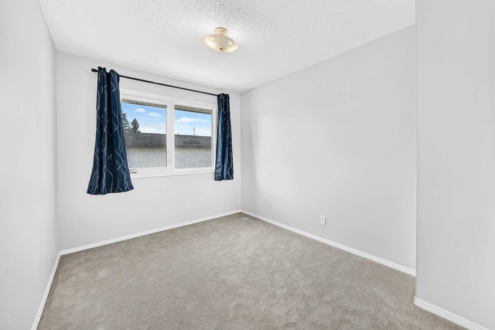 11447 22 Avenue NW, Edmonton, AB, T6J 4V8 - 12