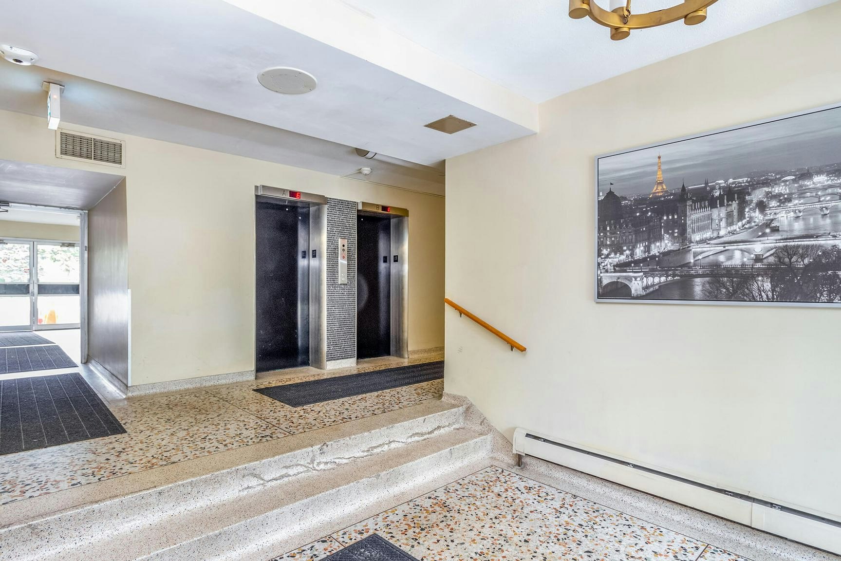 2095 Prospect Street, Burlington, ON, L7R 1Z5 - 2