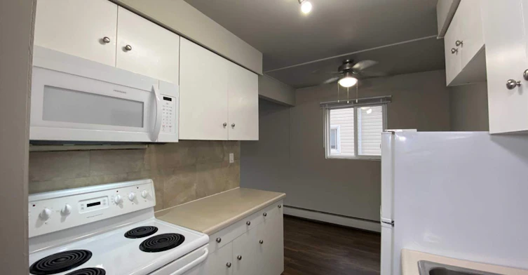 9315 Jasper Avenue NW, Edmonton, AB, T5H 4L8 - 4
