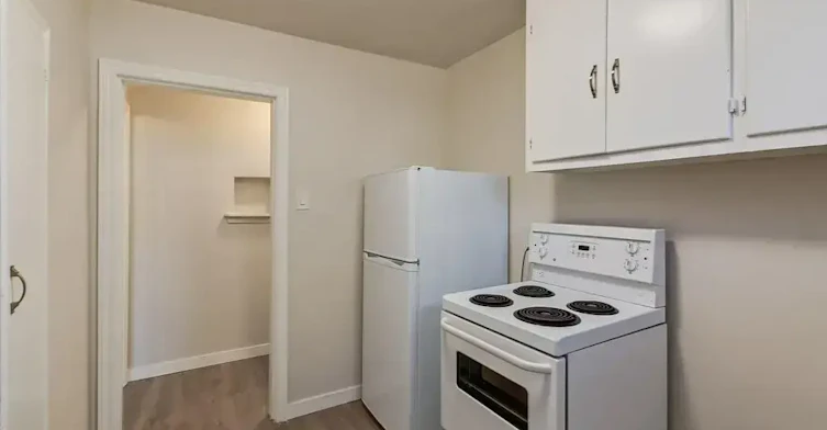 5-10828 97 Street NW, Edmonton, AB, T5H 2M3 - 4