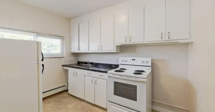 5-10828 97 Street NW, Edmonton, AB, T5H 2M3 - 10