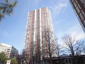 7 Concorde Place, Toronto, ON, M3C 3N4