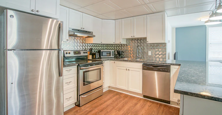 915 13 Avenue SW, Calgary, AB, T2R 1A9 - 13