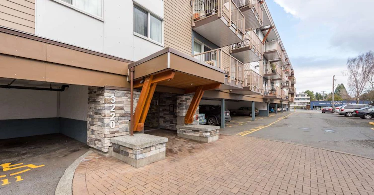 3220 Quadra Street, Saanich, BC, V8X 1G4 - 3