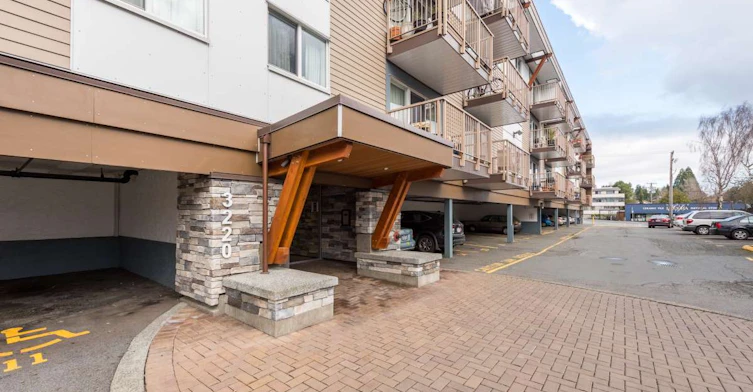 3220 Quadra Street, Saanich, BC, V8X 1G4 - 3