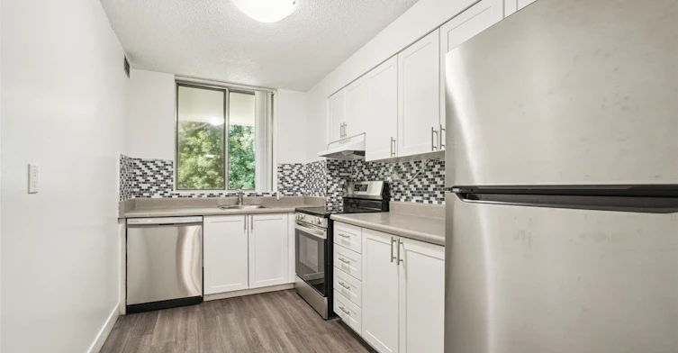 2121 Rathburn Road East, Mississauga, ON, L4W 2X3 - 6