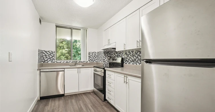 2121 Rathburn Road East, Mississauga, ON, L4W 2X3 - 6