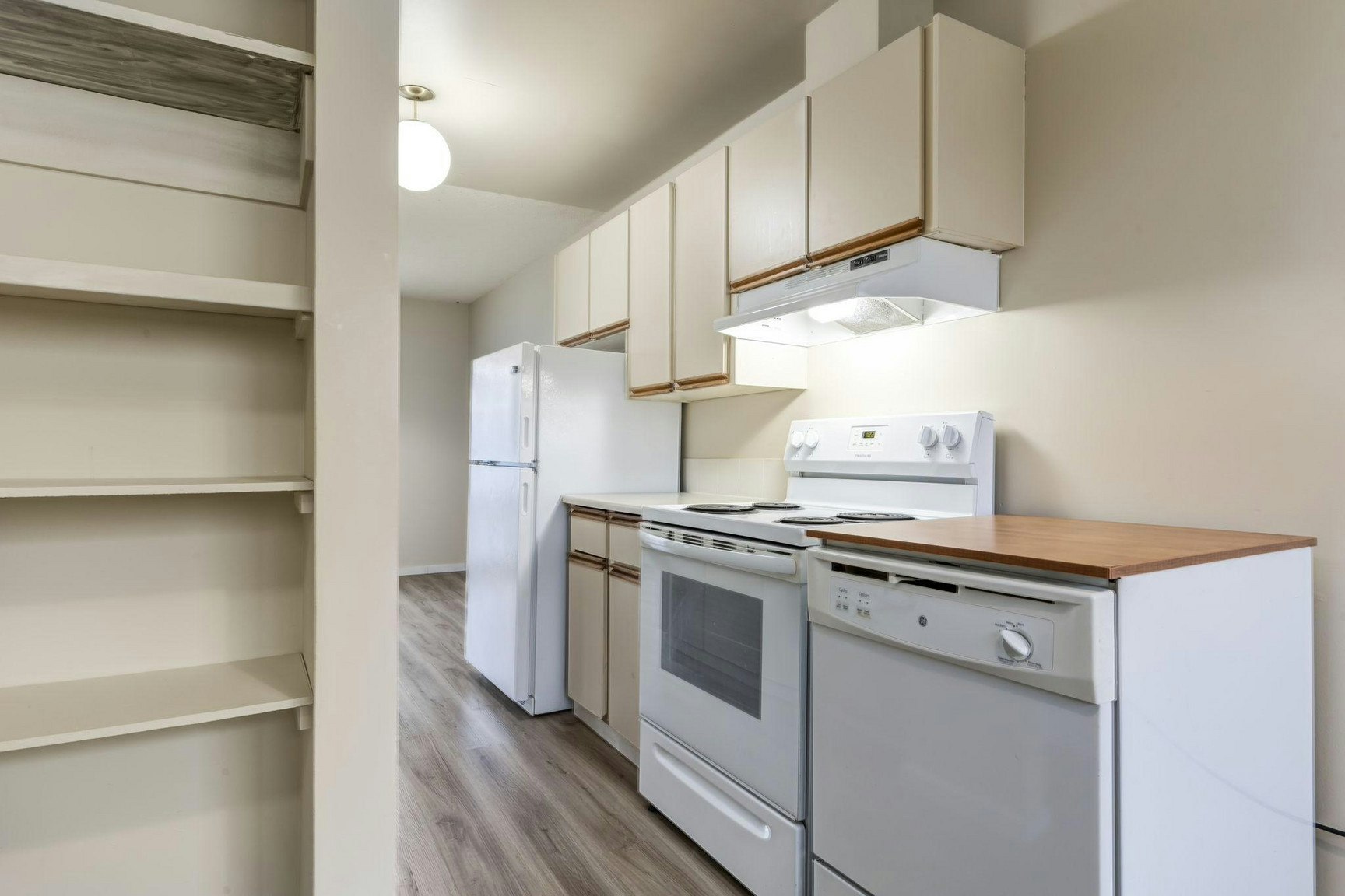 213-10542 45 Avenue NW, Edmonton, AB, T6H 0A1 2