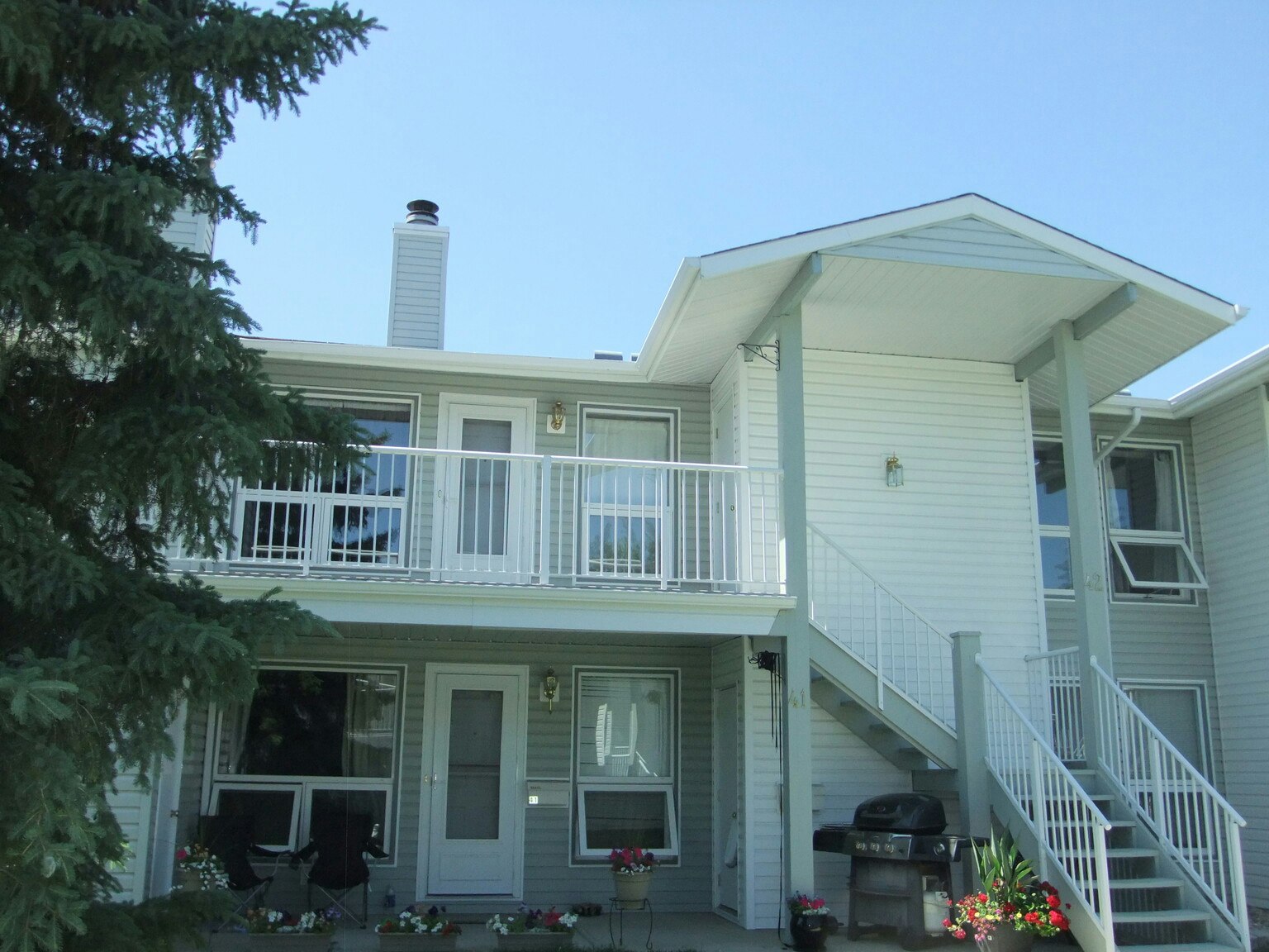 2115 118 Street Nw, Edmonton, AB, T6J 5N1 - 2