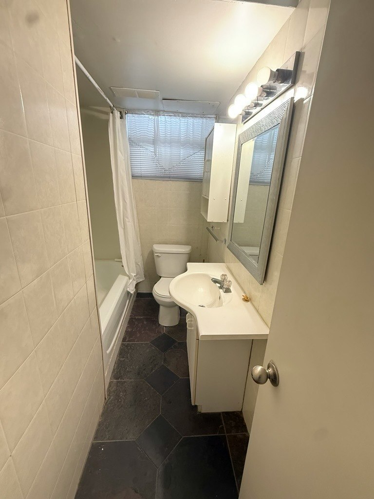 8955 81 Avenue Nw, Edmonton, AB, T6C 0W7 - 9