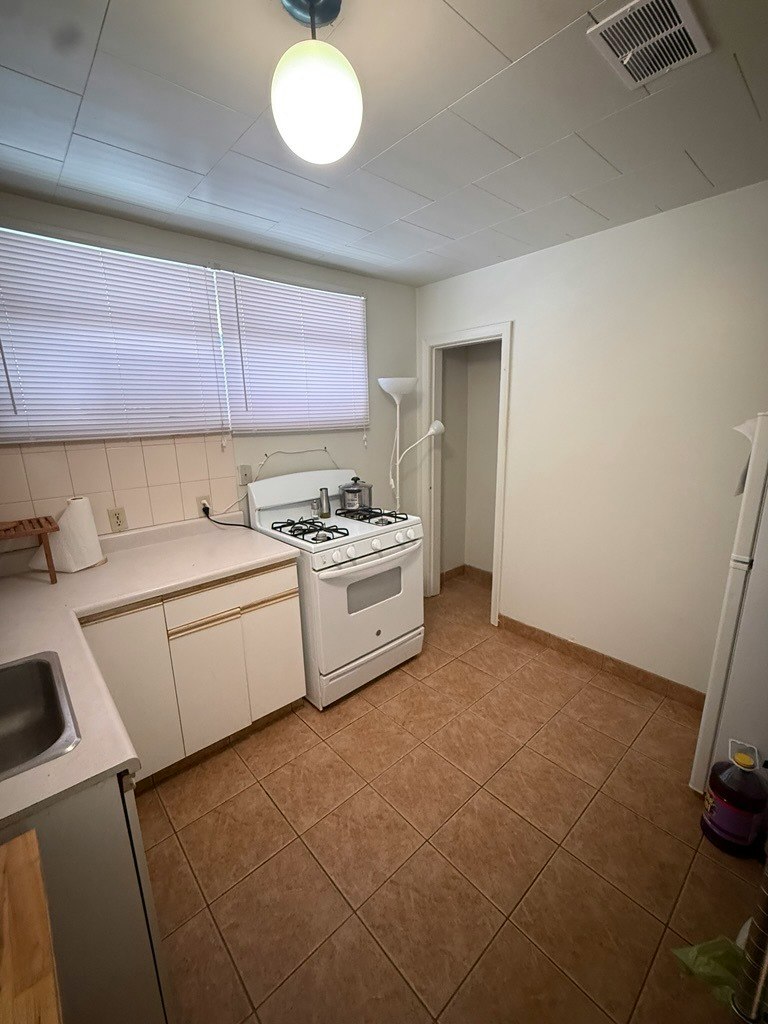 8955 81 Avenue Nw, Edmonton, AB, T6C 0W7 2