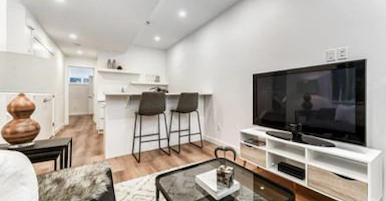 1084B-1086 Remington Road Northeast, Calgary, AB, T2E 5L4 - 4