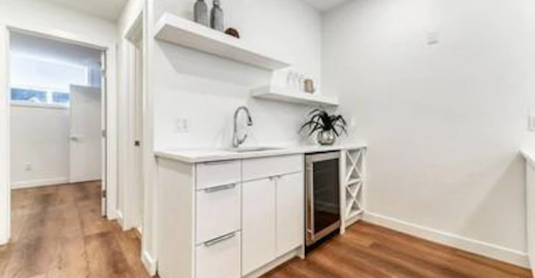 1084B-1086 Remington Road Northeast, Calgary, AB, T2E 5L4 - 5