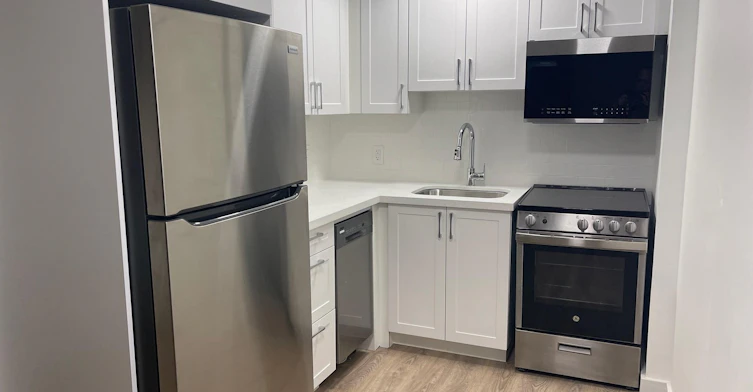 404-601 Dundas Street East, Whitby, ON, L1N 7B8 - 2