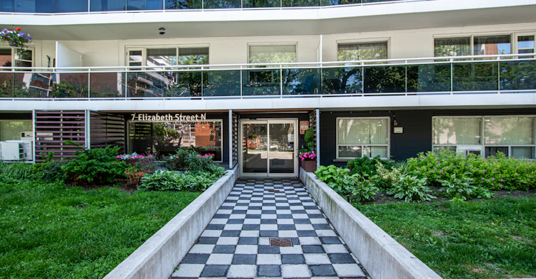00203-7 Elizabeth Street North, Mississauga, ON, L5G 2Y8