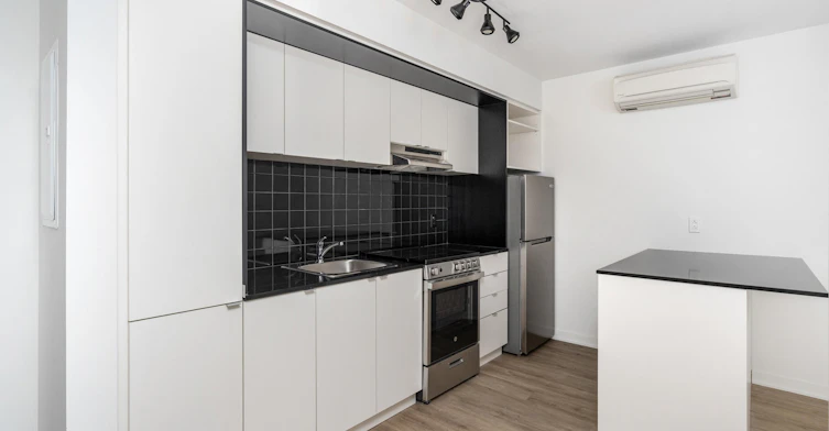 205-1950 Sherbrooke W, Montréal, QC, H3H 1E3 - 9