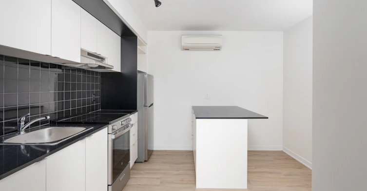 205-1950 Sherbrooke W, Montréal, QC, H3H 1E3 - 8