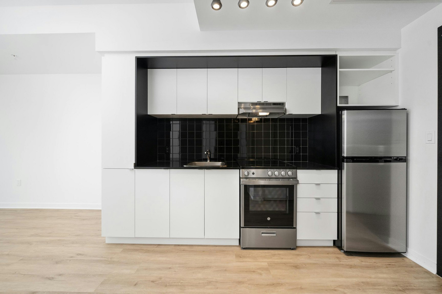204-1950 Sherbrooke W, Montréal, QC, H3H 1E3 - 11