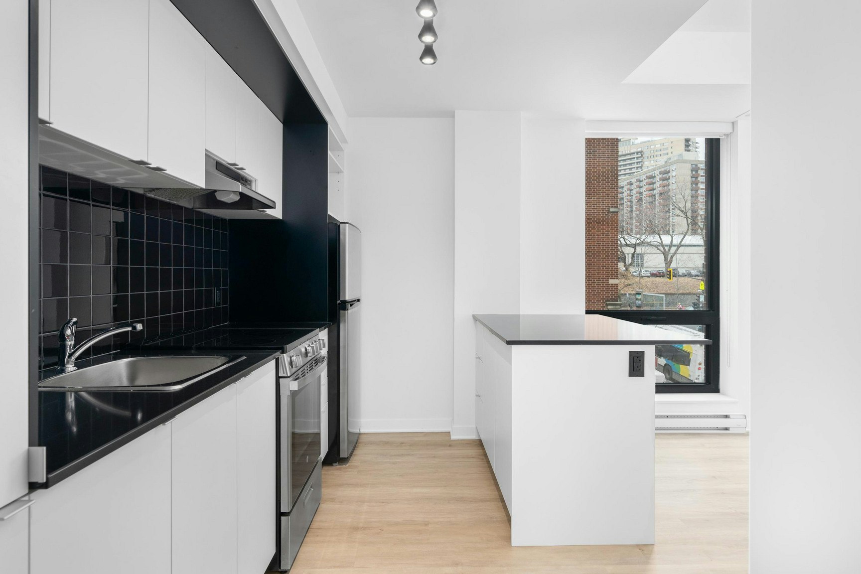 902-1950 Sherbrooke W, Montréal, QC, H3H 1E3 - 11