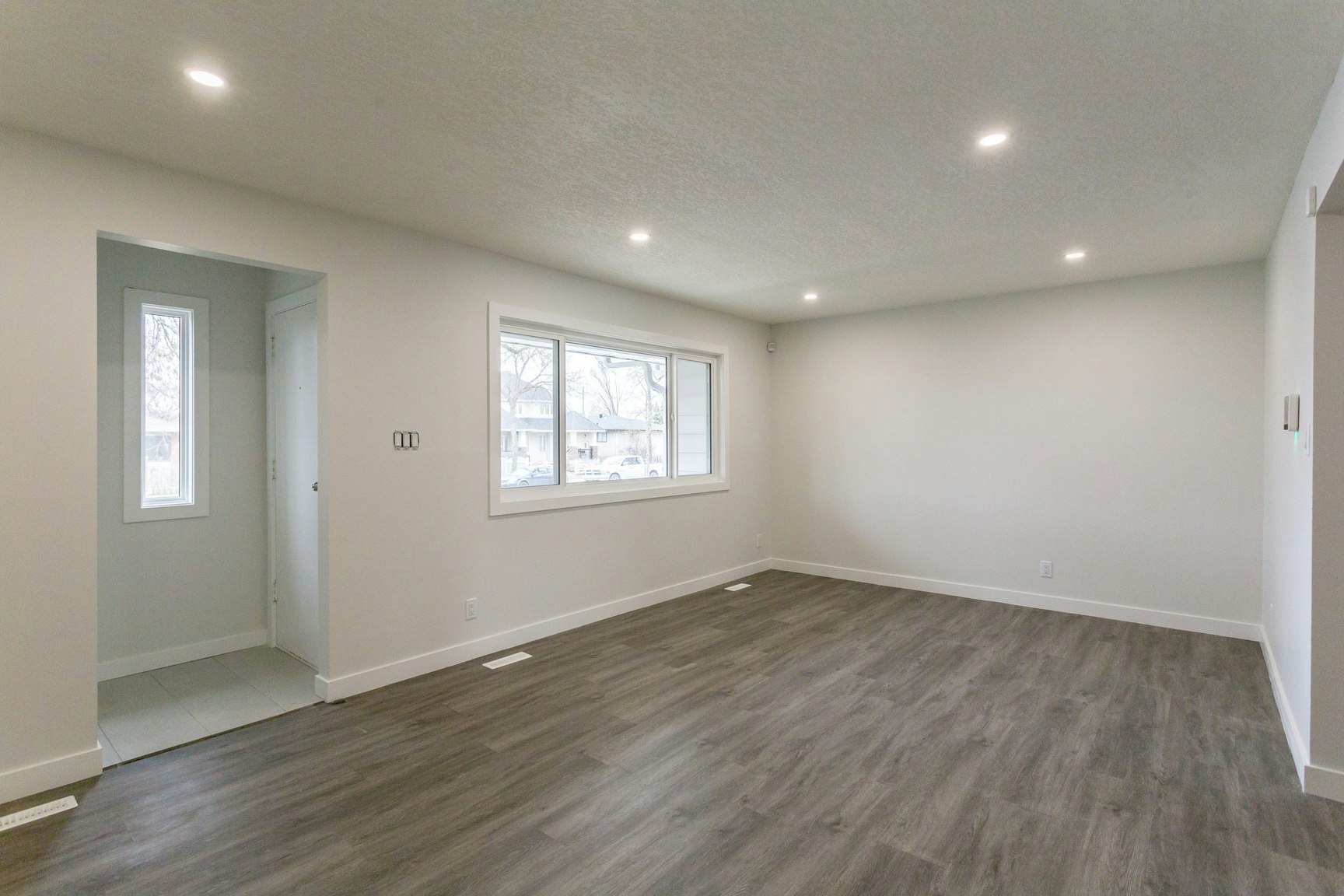 12020 102 Street Nw, Edmonton, AB, T5G 2G7 - 4