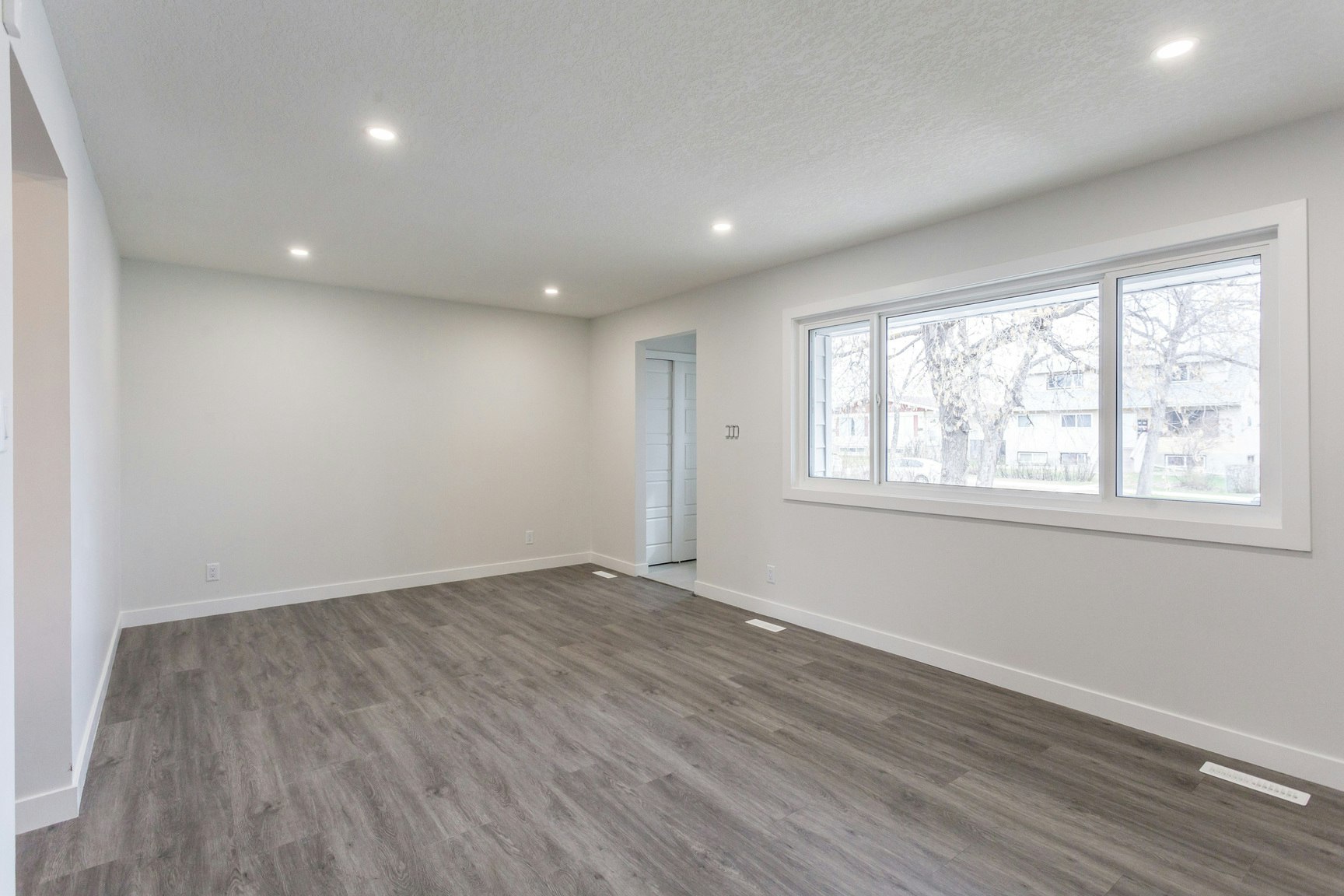 12020 102 Street Nw, Edmonton, AB, T5G 2G7 - 3