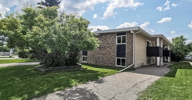607 67 Avenue Southwest, Calgary, AB, T2V 0M3