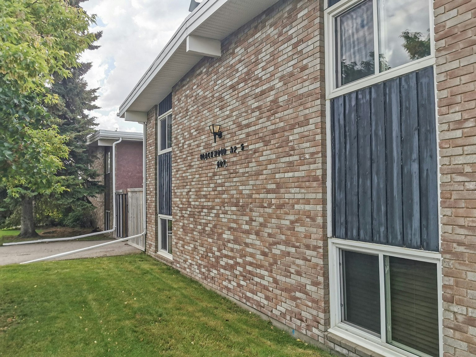 607 67 Avenue Southwest, Calgary, AB, T2V 0M3 - 8