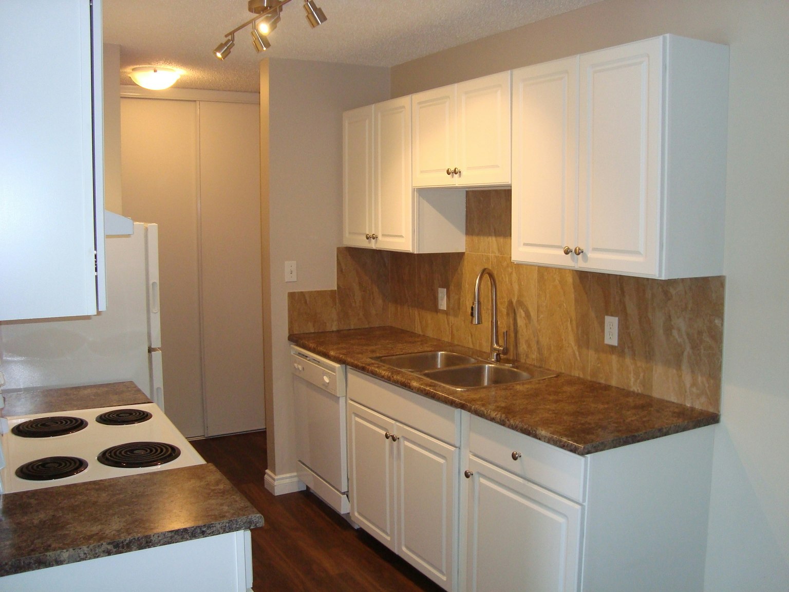 11324 97 Street Nw, Edmonton, AB, T5G 1X4 - 3