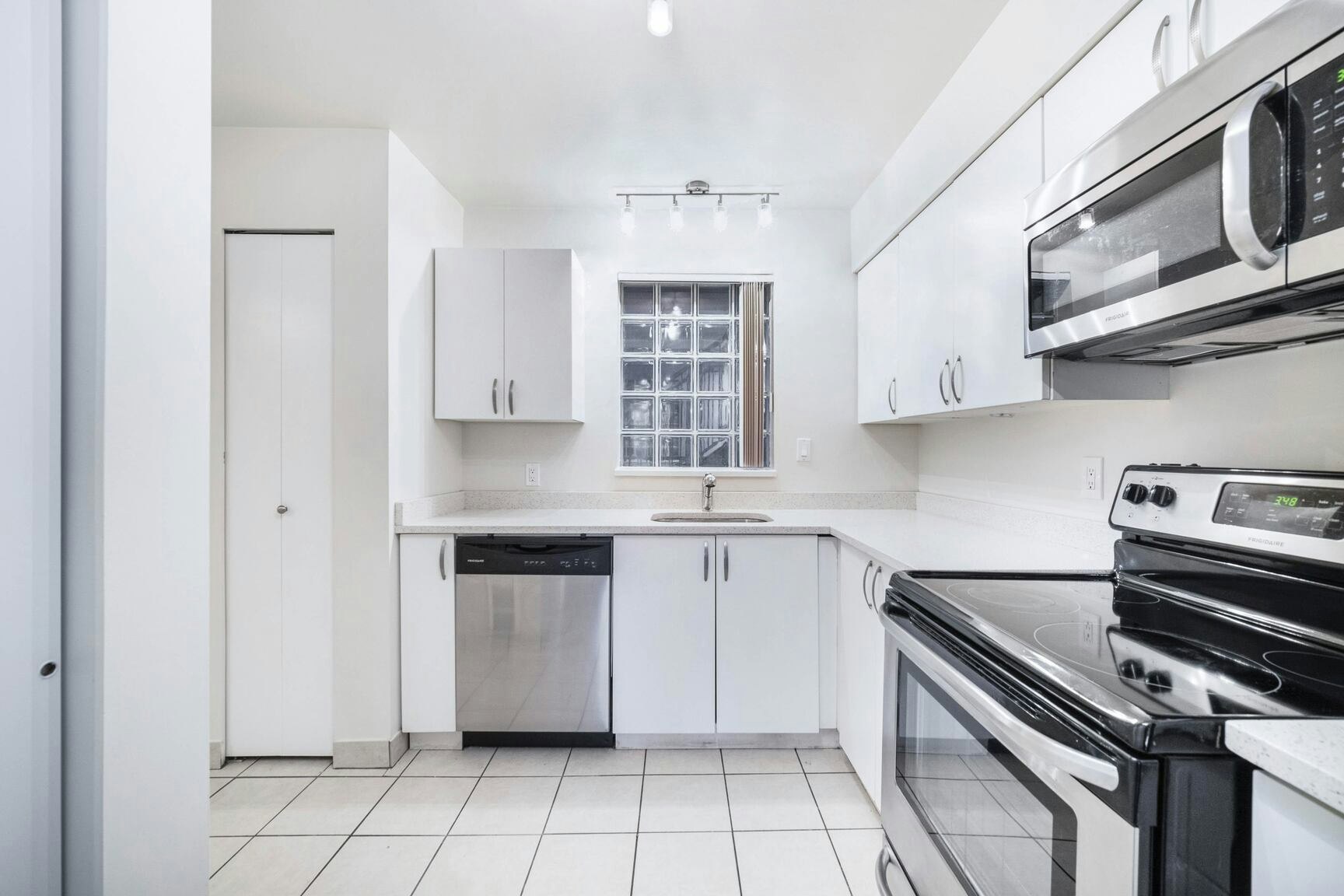 305-3550 West Broadway Street, Vancouver, BC, V6R 2B6 - 13
