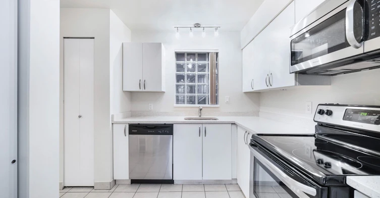 305-3550 West Broadway Street, Vancouver, BC, V6R 2B6 - 13