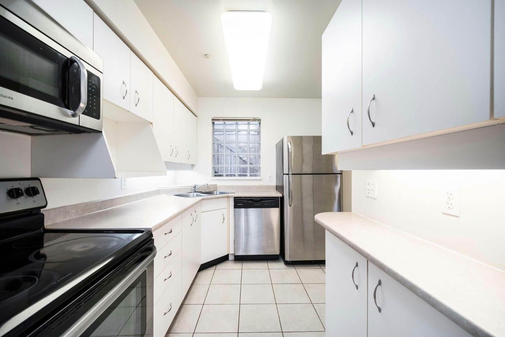 311-3550 West Broadway Street, Vancouver, BC, V6R 2B6 - 12
