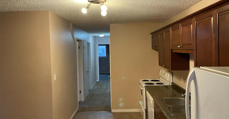 207 Thomson Avenue, Regina, SK, S4N 5L2 - 2