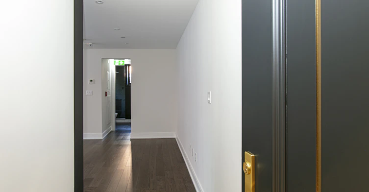 2 Clarendon Avenue, Toronto, ON, M4V 1H9 - 7
