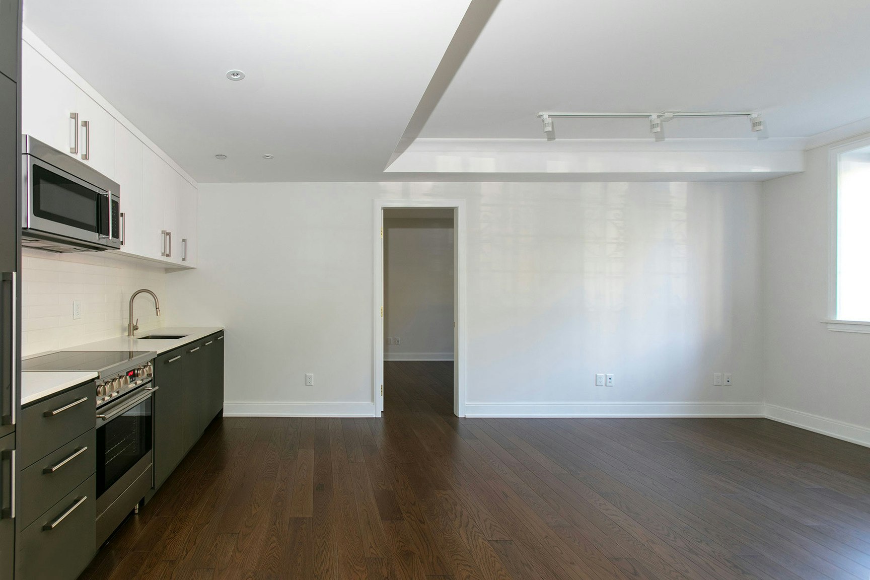 2 Clarendon Avenue, Toronto, ON, M4V 1H9