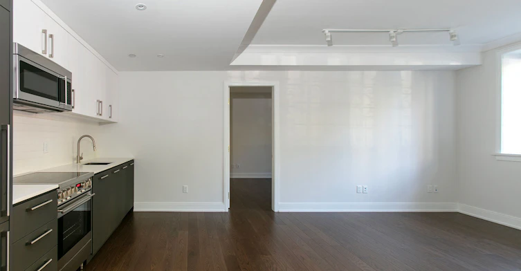 2 Clarendon Avenue, Toronto, ON, M4V 1H9