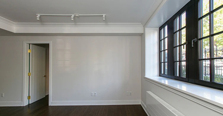 2 Clarendon Avenue, Toronto, ON, M4V 1H9 - 4