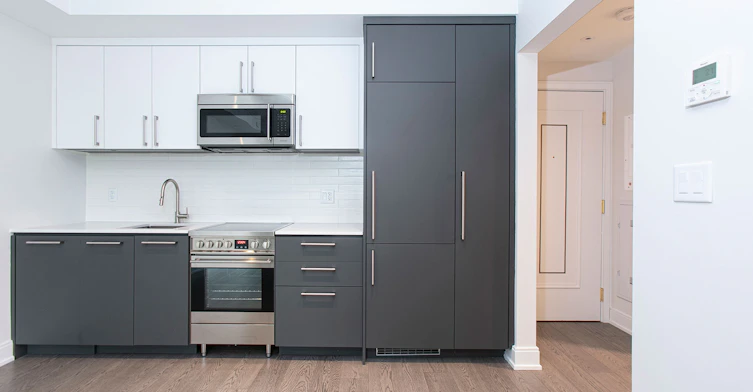 2 Clarendon Avenue, Toronto, ON, M4V 1H9