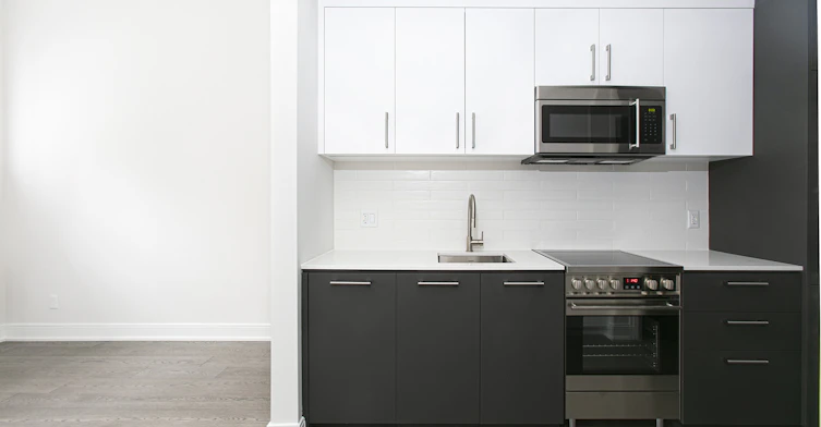 2 Clarendon Avenue, Toronto, ON, M4V 1H9