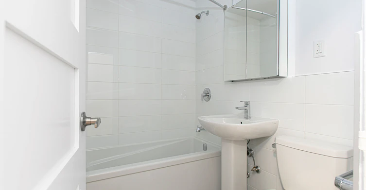 2 Grandstand Place, Toronto, ON, M4H 1E2 - 6