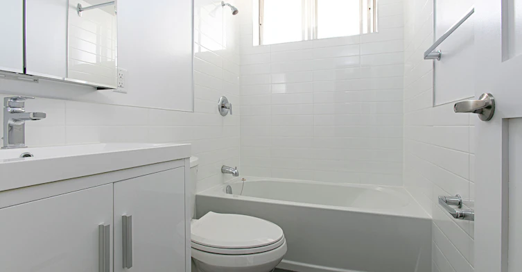 525 Eglinton Avenue East, Toronto, ON, M4P 1N5 - 4