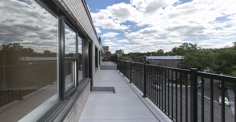 5675 De La Côte Saint Luc Chemin, Montréal, QC, H3X 2E5 - 5
