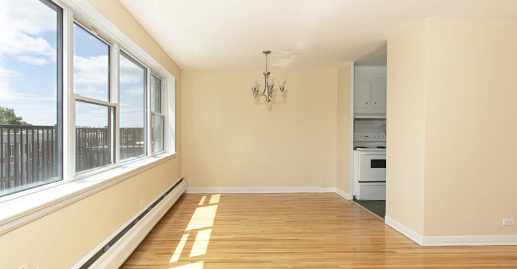 5675 De La Côte Saint Luc Chemin, Montréal, QC, H3X 2E5 - 2