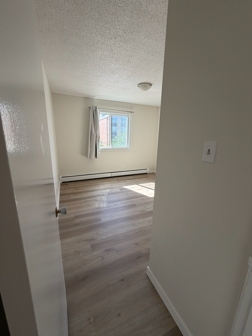11240 124th Street, Edmonton, AB, T5M 0J8 - 18