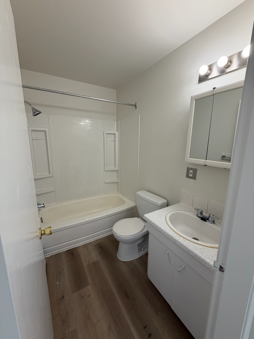 11240 124th Street, Edmonton, AB, T5M 0J8 - 9