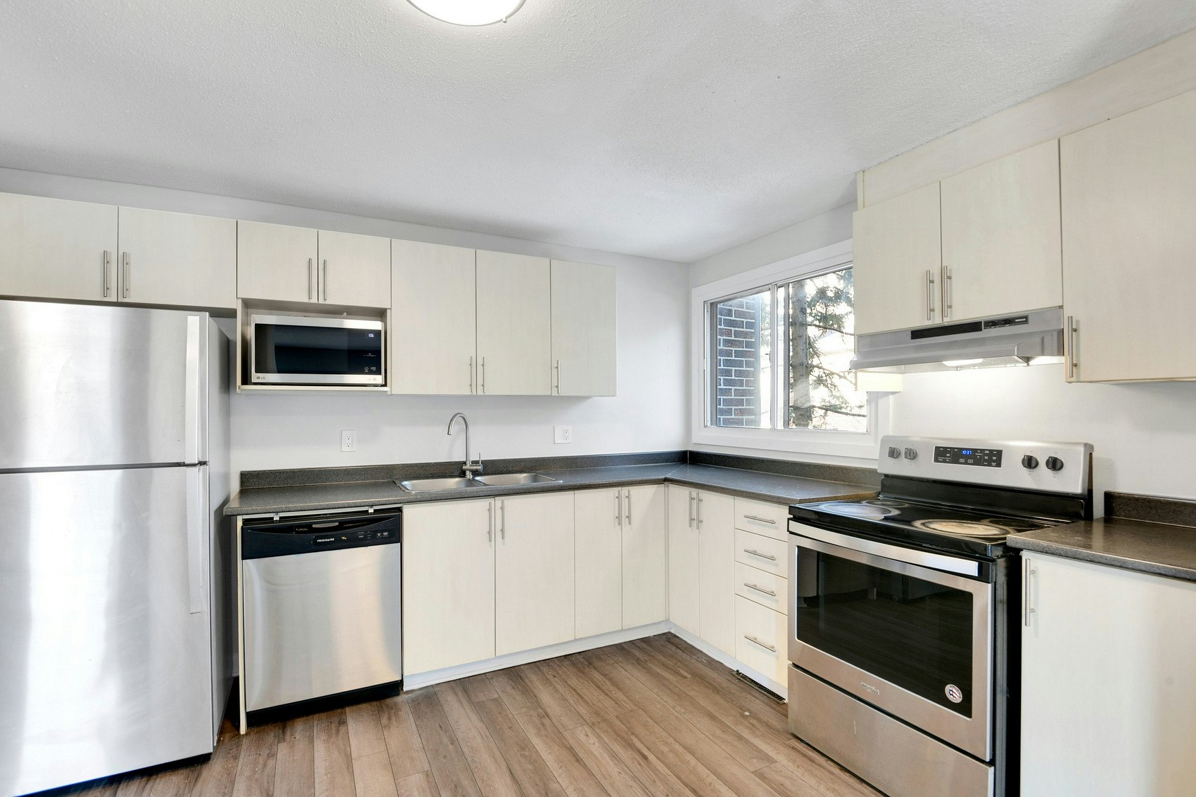10 Deerfield Drive, Ottawa, ON, K2G 3R7 - 2