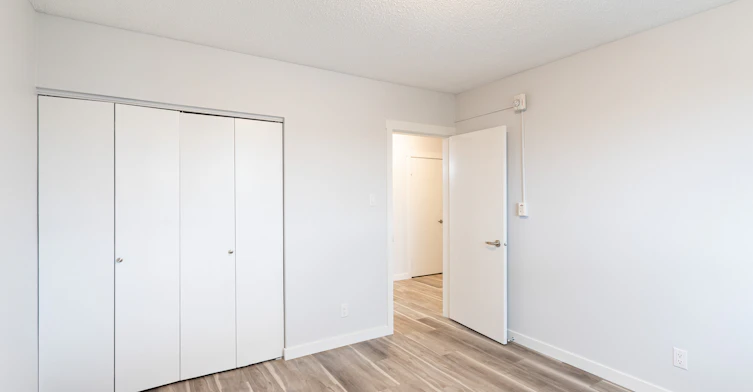 10629 114 Street Northwest, Edmonton, AB, T5H 3J8 - 12