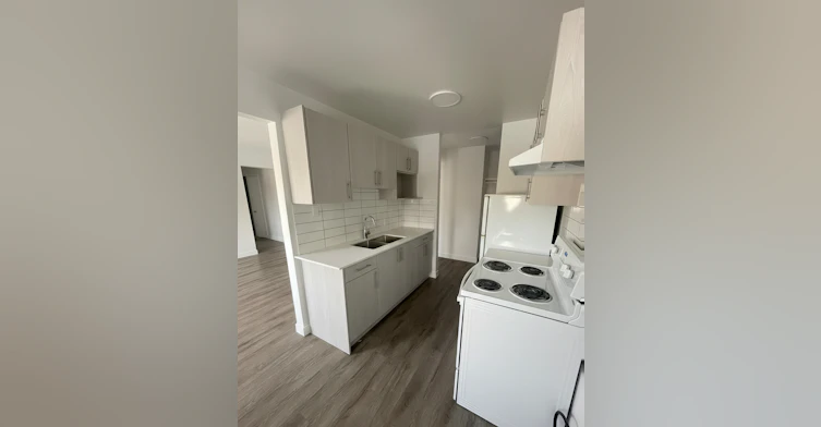 11810 129 Street Northwest, Edmonton, AB, T5L 2L4 - 8